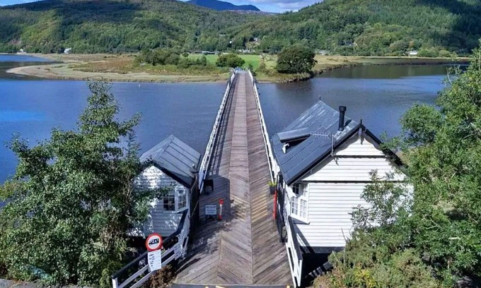 Penmaenpool House | Beautiful villa for 2 guests with WIFI, terrace and pets allowed