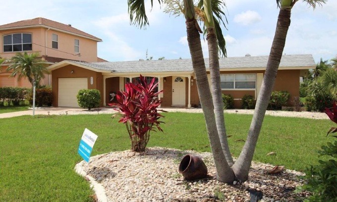 Yacht Club House | Beautiful Villa on Yatch Club in Cape Coral FL - Walking distance to the Beach