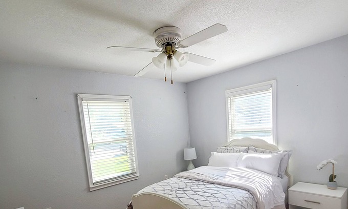 Greeley Cottage | Beautiful Vintage Cottage near Greeley's most beautiful park
