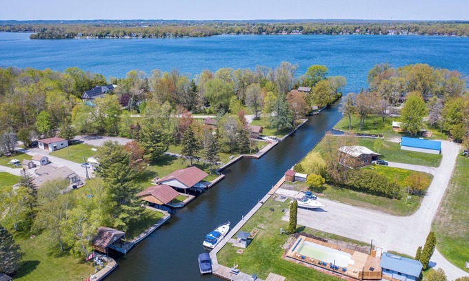 Ramara Cottage | BEAUTIFUL WATER FRONT AND BOATER LOVER