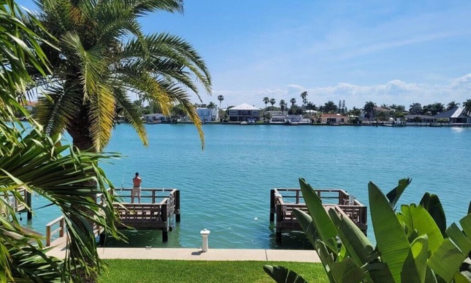 Treasure Island Condo | Beautiful waterfront condo on intercoastal in Treasure Island