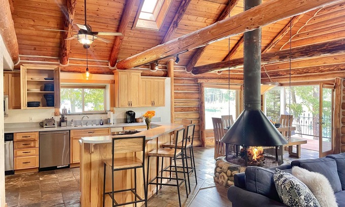 Coeur d'Alene House | Beautiful Waterfront Log Cabin