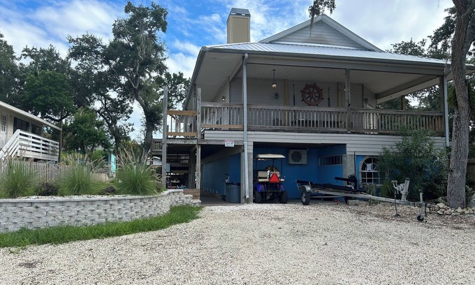Crystal River House | Beautiful Waterfront Home on Deepwater Canal. Easy Access to the Gulf.