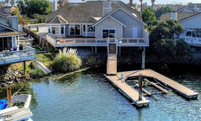 Discovery Bay House | Beautiful waterfront 5bd/3ba