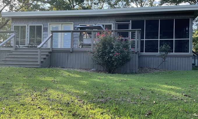 Springville House | Beautiful waterfront home on KY lake!