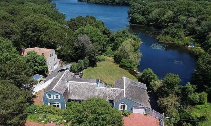 South Yarmouth House | Beautiful waterfront home- mins to beach, fishing/kayak right from the backyard