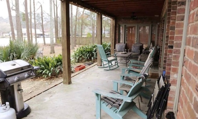 Flowood House | Beautiful Waterfront Home with Boat Dock