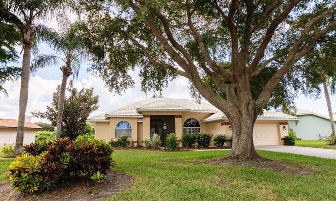 Laurel House | Beautiful Waterfront House w/Pool, 7 min to the Beach