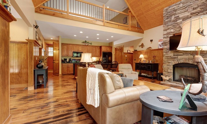 Sylva House | Beautiful, waterfront home w/high ceilings, a full kitchen, & a furnished deck
