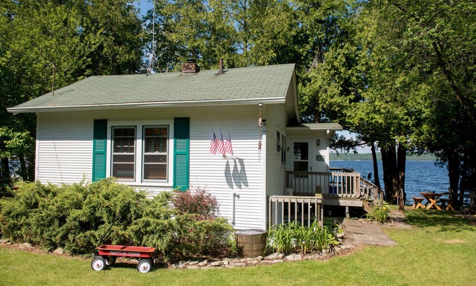 Gills Rock Cottage | Beautiful Waterfront Cottage