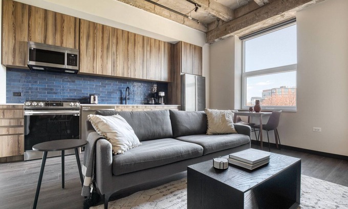 Near West Side Apartment | Beautiful West Loop Jr 1BR w/Gym, near Fulton Market, by Blueground