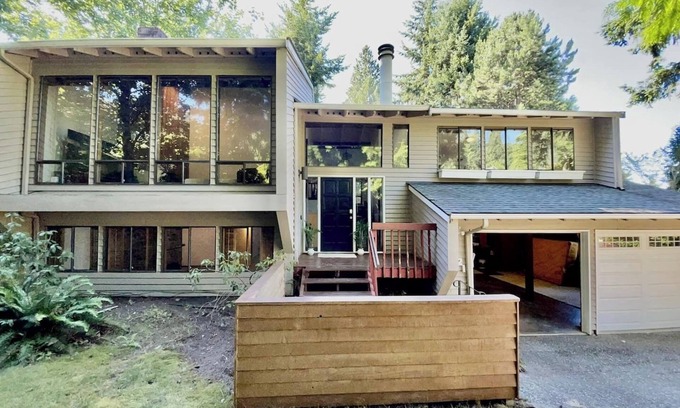 Somerset House | Beautiful with Fenced Yard in Bellevue