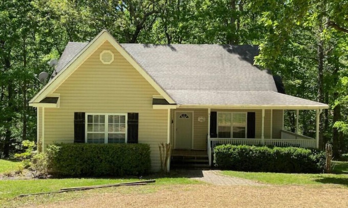 Sardis House | Beautiful wooded home. Close to Sardis Lake, Batesville, Oxford, and Southaven