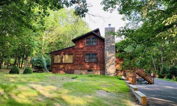 Albrightsville Cabin | Beautiful wooden lodge cabin in the Heart of the Poconos.