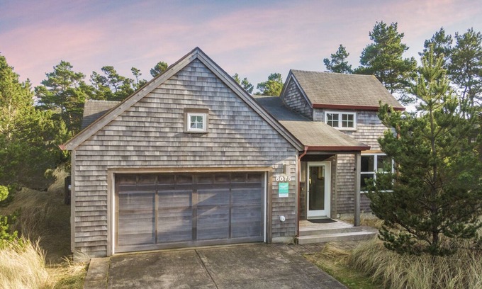 Shorepine Village House | Beautifully Decorated Home, Close to the Beach, with Deck, BBQ and Fireplace