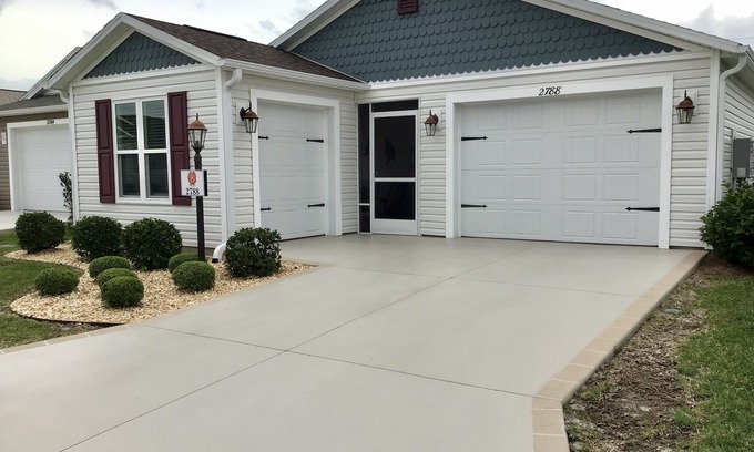 The Villages House | BEAUTIFULLY Decorated 2/2 Sm Dog Friendly w/NEW GAS GOLF CART, BBQ & BICYCLES