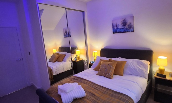 Trafford House | Beautifully Fab 3 bedroom 4 beds New home 8 guests Stretford Trafford