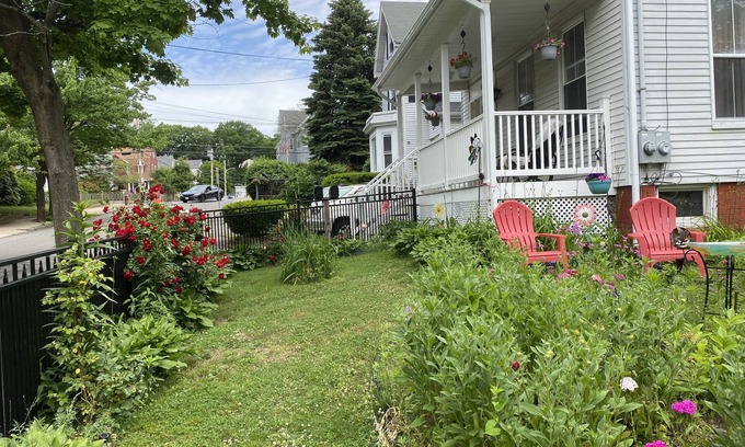 Malden House | Beautifully furnished 3 bedrooms close to Boston Apt up to 5 adults