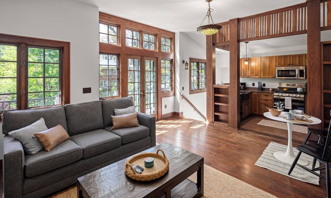 Kenilworth House | Beautifully furnished carriage house in the heart of historic Kenilworth.