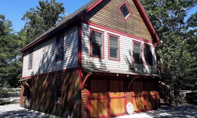 Vineyard Haven Ski Chalet | Beautifully handcrafted arts and craft style carriage house chalet