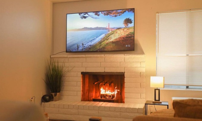 Greenacres Apartment | Beautifully Lit Roomy 2 BR Great for Travel Worker