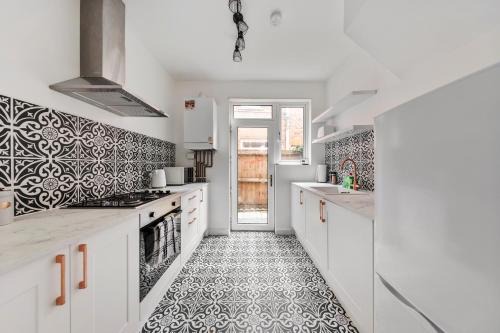 Lea Bridge Apartment | Beautifully Modern 2-Bed Apartment w/garden