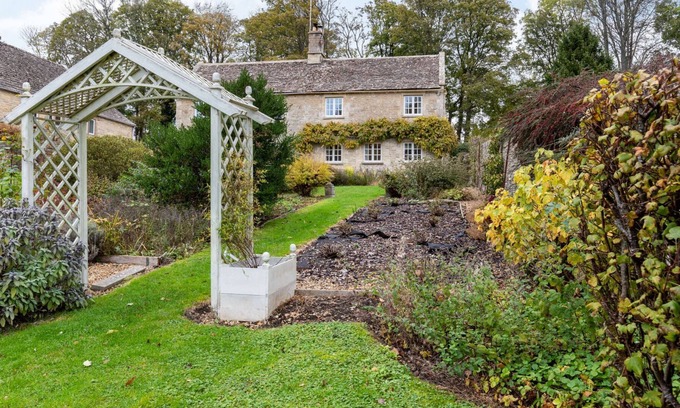 Ablington Cottage | Beautifully presented three bedroom Cotswold holiday cottage in the Cotswolds - Old Farm Cottage