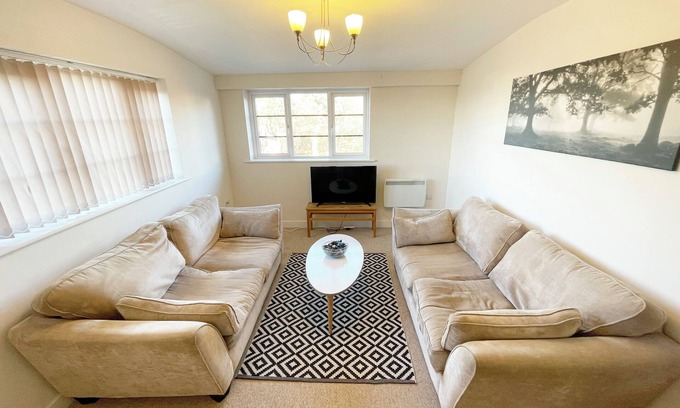 Rushmoor District Apartment | Beautifully presented 2 Bedroom Apartment - Farnborough