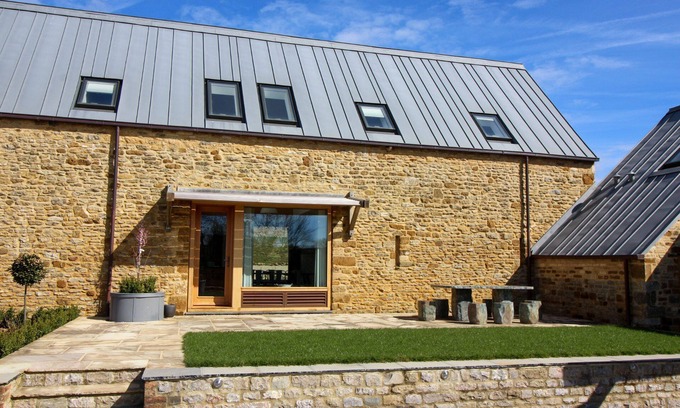 Great Tew Cottage | Beautifully presented Cotswold holiday cottage with a hot tub - Walnut Barn