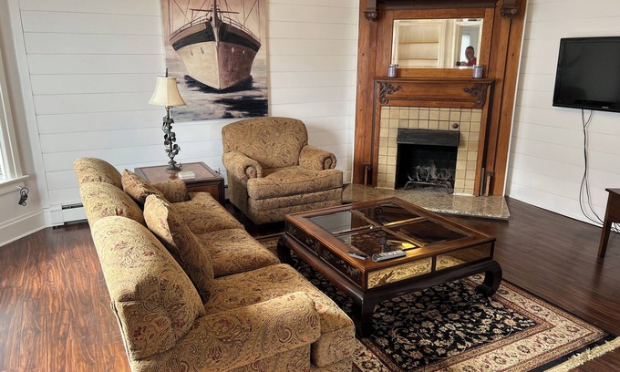 Lake Geneva Apartment | Beautifully remodeled apartment located a short 2 blocks from Geneva Lake!