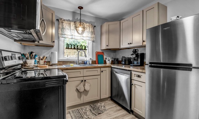 North Tonawanda Cottage | Beautifully renovated carriage house, walking distance to downtown