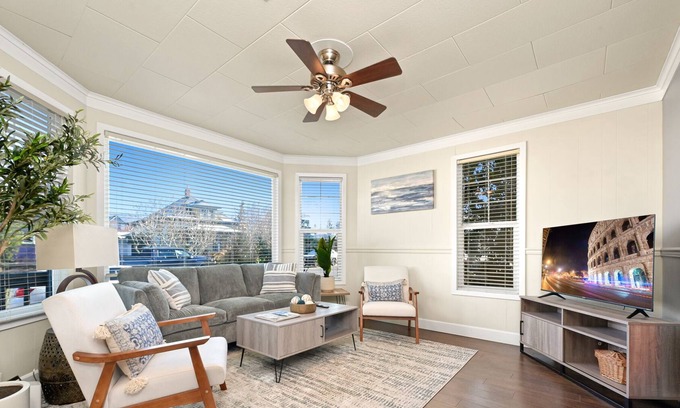 Columbia House | Beautifully renovated Victorian, walk to downtown/breweries