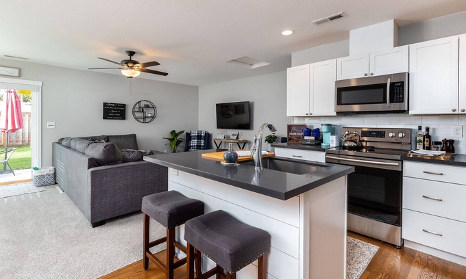 Centennial House | Beautifully renovated comfy home. Near PDX, DTWN & Multnomah Falls.