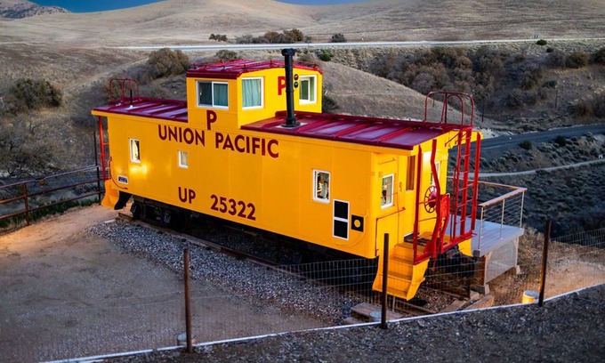 Golden Hills House | Beautifully Renovated Yellow Union Pacific Caboose, Tehachapi Overlooking Cable