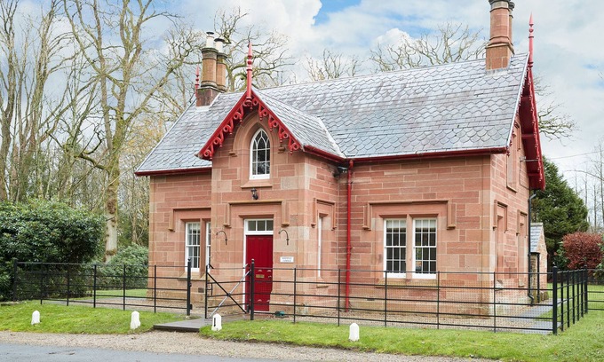 Carlisle Apartment | Beautifully restored former gatehouse standing proudly at the entrance