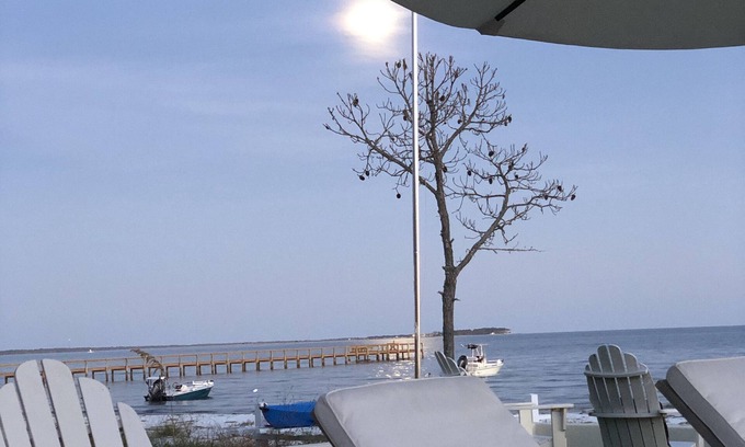 Panacea House | BEAUTIFULLY RESTORED BEACHFRONT COTTAGE ON SECLUDED ST. TERESA BEACH. SLEEPS 6!