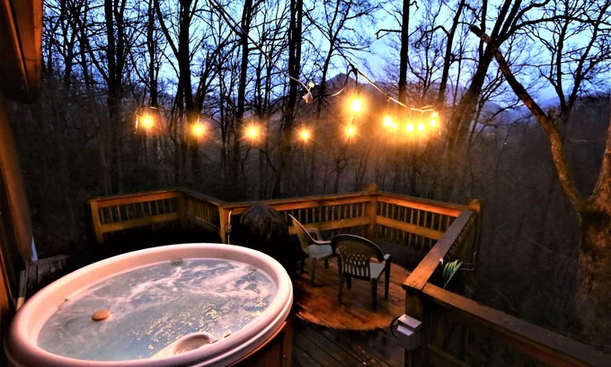 Maggie Valley Cabin | Beautifully Wooded & Serene Setting (Hot Tub)