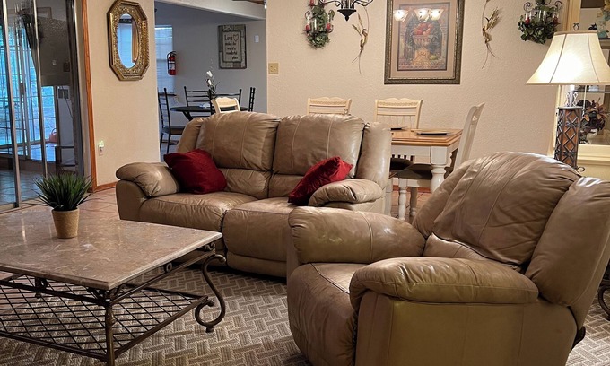 Biggs Field House | Beauty & Cozy w-King Bed Home By Country Club