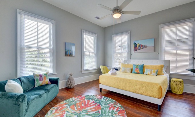 Galveston Apartment | Beauty on Ball - Main 2 - King Bed, Near restaurants and beach!