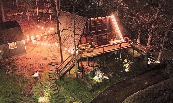 Lost Bridge Village Cabin | Beaver Lake Black Barn