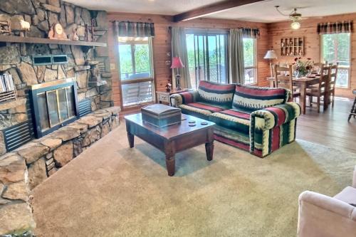 Eureka Springs House | Beaver Lake Retreat