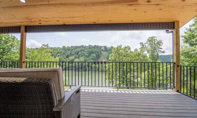 Rogers Apartment | Beaver Lake Retreat with Hot Tub & Game Room