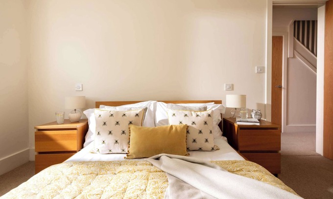 Cirencester House | Beaverbrook | Family Retreat + Spa + Pool Access