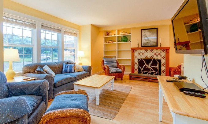 Manzanita House | Becalmed MCA#1653-Fenced yard, 1/4 block to beach, dogs ok, Gas Fireplace
