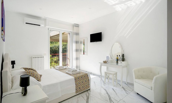 Piano di Sorrento Bed & Breakfast | Bed and Breakfast 'Suite Tripla Deluxe Excelsior' with Wi-Fi and Air Conditioning