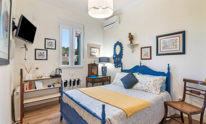 Aljaraque Apartment | Bed and Breakfast 'Azul' with Mountain View, Wi-Fi and Air Conditioning