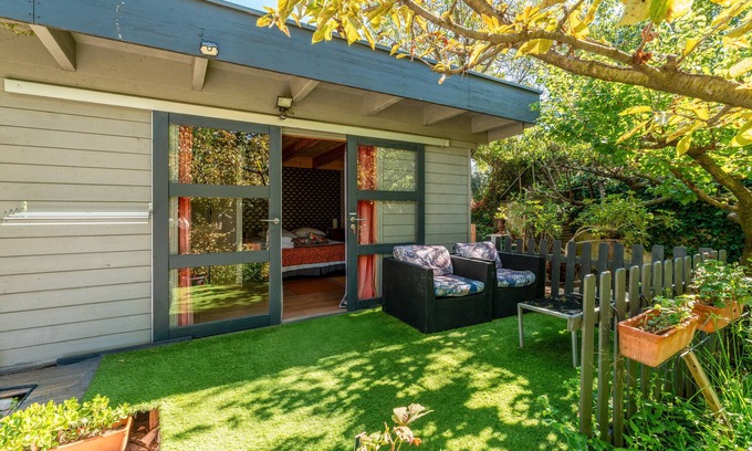 Quartier des Espesses Bed & Breakfast | Bed and Breakfast 'Orange' with Shared Pool, Wi-Fi and Air Conditioning