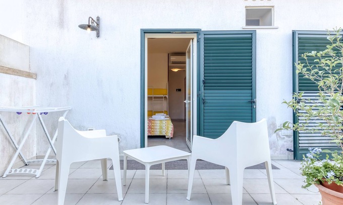 Salve Bed & Breakfast | Bed and Breakfast 'Tallyho Calendula' with Shared Terrace, Wi-Fi and Air Conditioning
