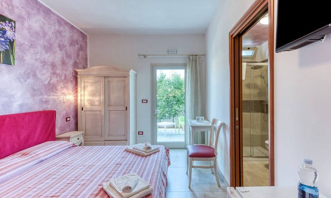 Salve Bed & Breakfast | Bed and Breakfast 'Tallyho Garofano' with Shared Terrace, Wi-Fi and Air Conditioning