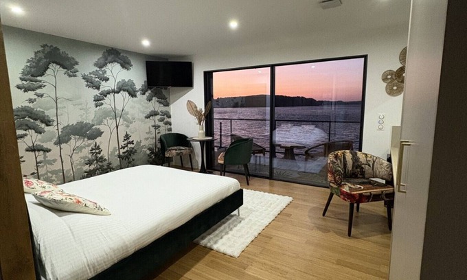 Saint-Mitre-les-Remparts Bed & Breakfast | Bed and breakfast with breakfast